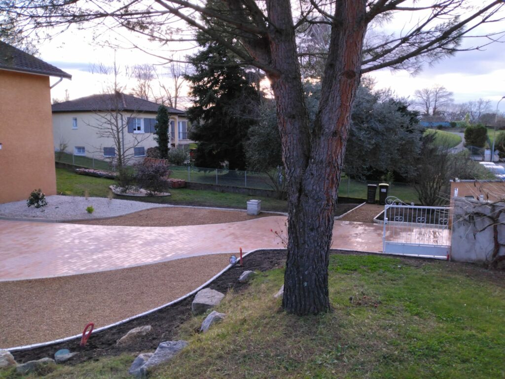 Exemple d'aménagement extérieur réussi dans l'Ouest lyonnais